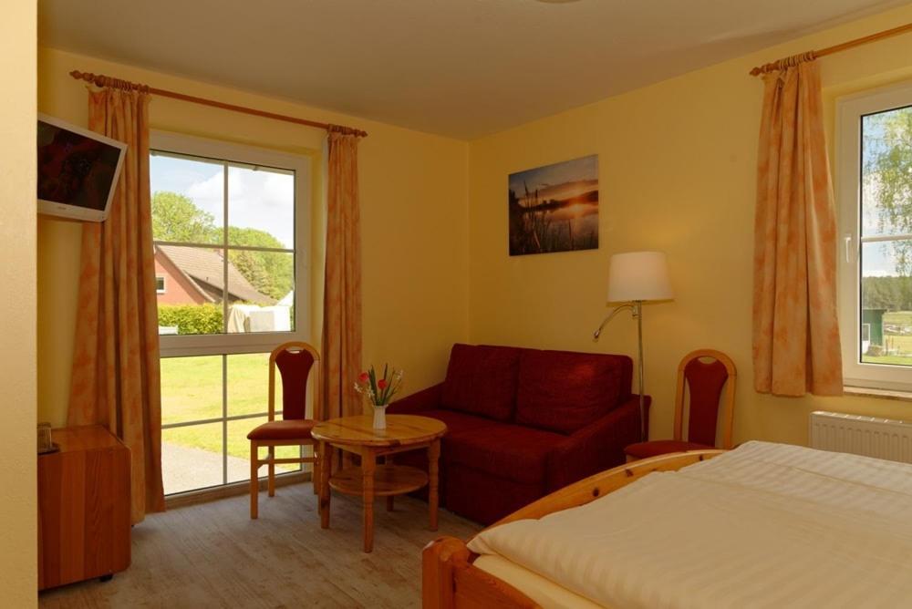 Landhotel Am Peetscher See Mirow Exterior photo