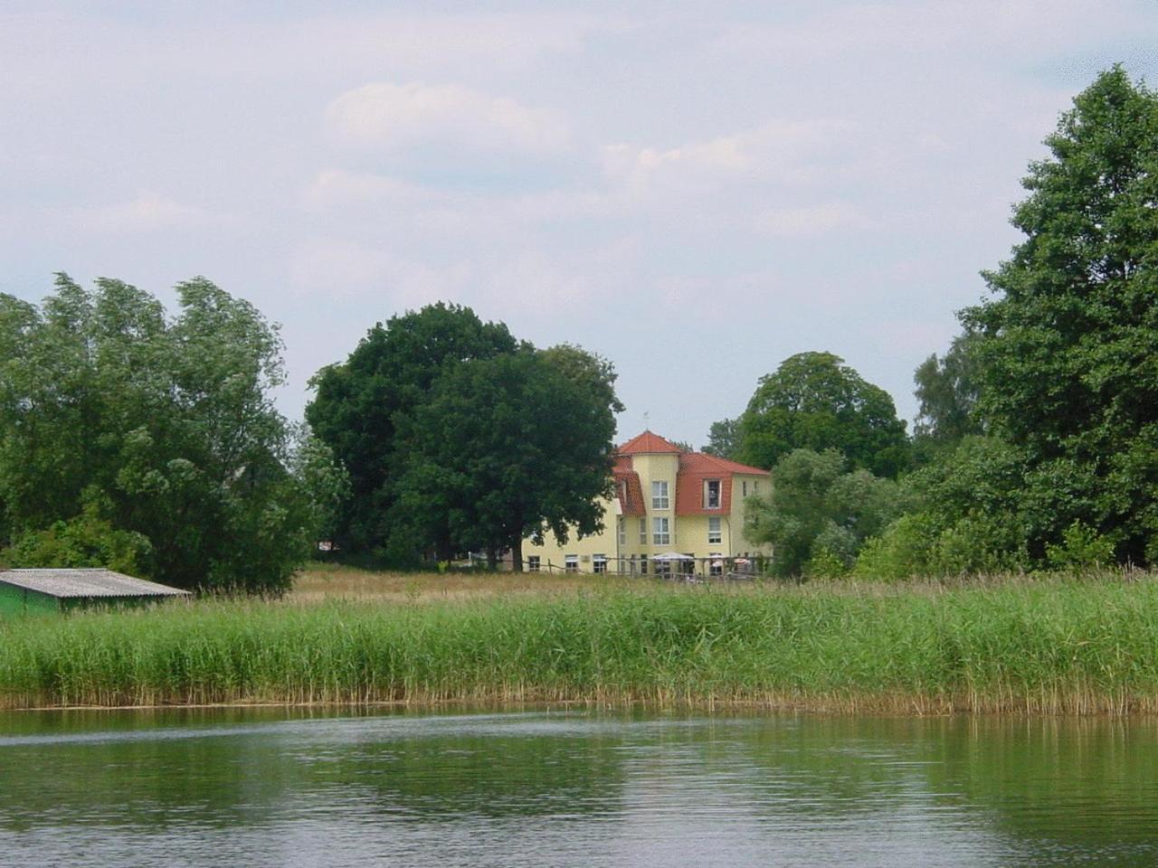 Landhotel Am Peetscher See Mirow Exterior photo